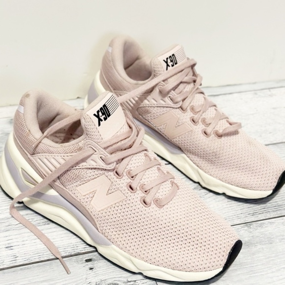 New Balance Women's X-90 sneaker in the 'Milk' or 'Dark Oxide' colorway Sz 7.5